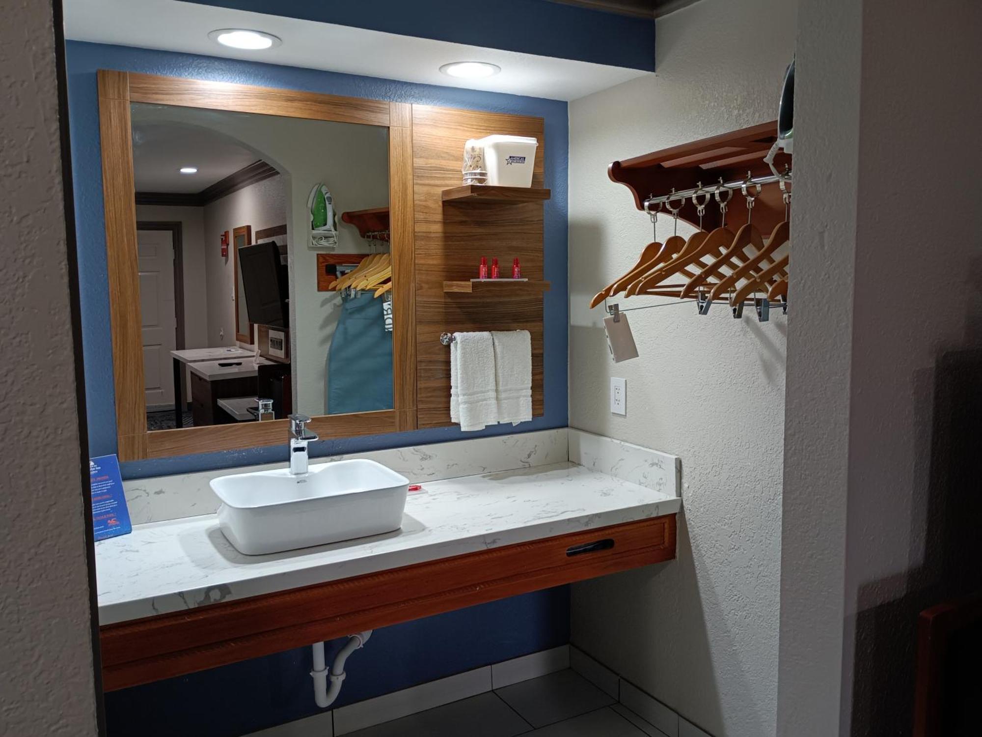 Americas Best Value Inn & Suites-Alvin/Houston Exterior photo