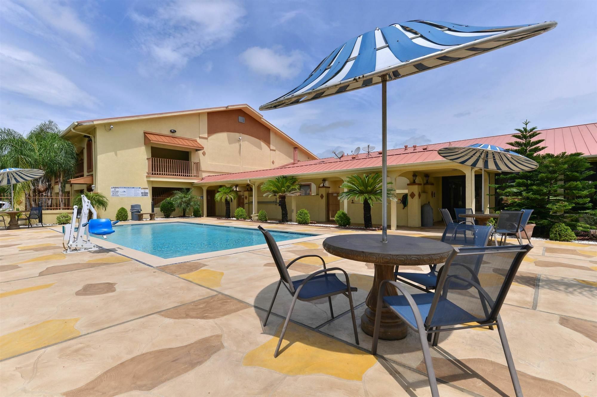 Americas Best Value Inn & Suites-Alvin/Houston Exterior photo